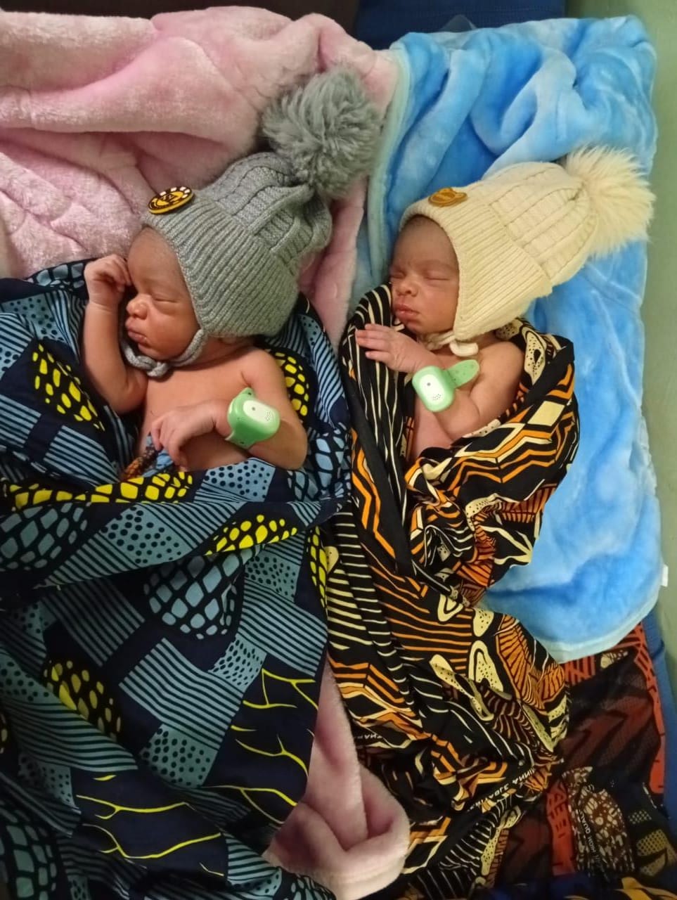 Twin babies in Malawi iKMC program wearing TempWatch